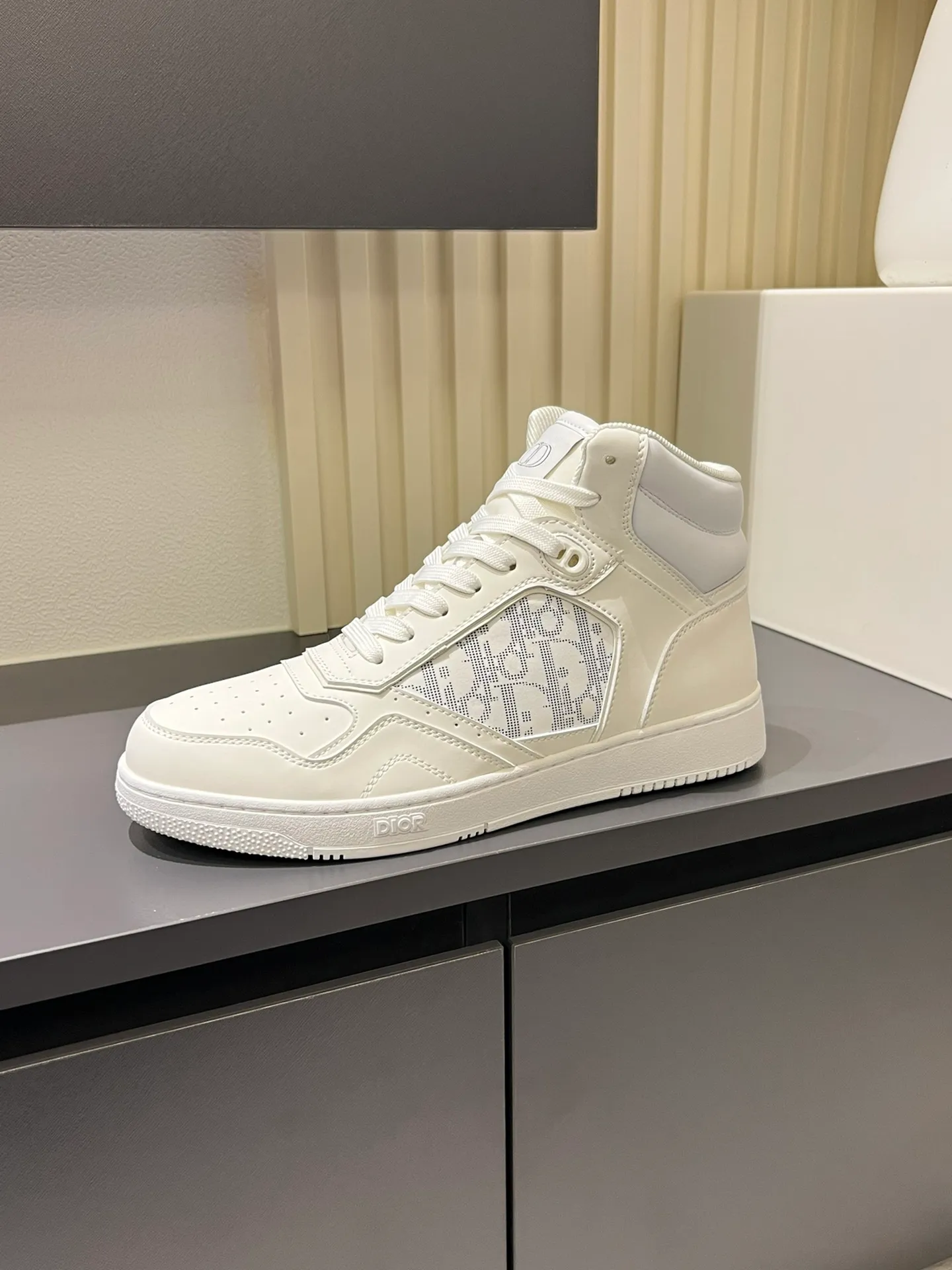 Men's shoes 💰p460 "Dio*" mid-top B27 casual sneakers. This B27 high-top sneaker is a new product in the series and continues Di*r's classic style. Crafted from gray and white smooth calf leather with beige and black Oblique print panels on the sides. The "CD Icon" shaped shoelace eyelets are clever and delicate, and the two-color rubber sole, rear collar and heel are all equipped with the brand's iconic details to enhance the style. Oblique printed straps at the ankle allow for an adjustable fit to complement the overall design. Fashionable and versatile, it can complement any look. Create an exquisite design with unique dynamic vitality and modern atmosphere, presented in low-top and high-top styles. This new must-have shoe adds a new dimension to Dior's archive heritage, embodying modern elegance. Purchase the original version and make it 1:1. If you need top quality, please come to me! Male 38-44!